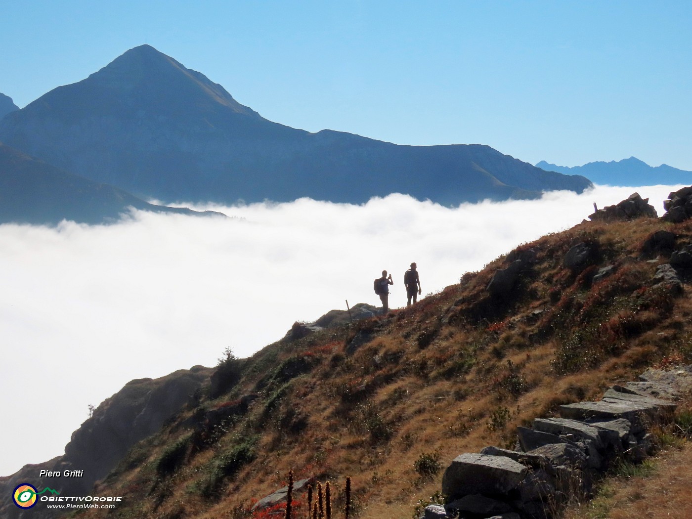 28 Il Cavallo si staglia nel cielo blu sopra le nuvole.JPG